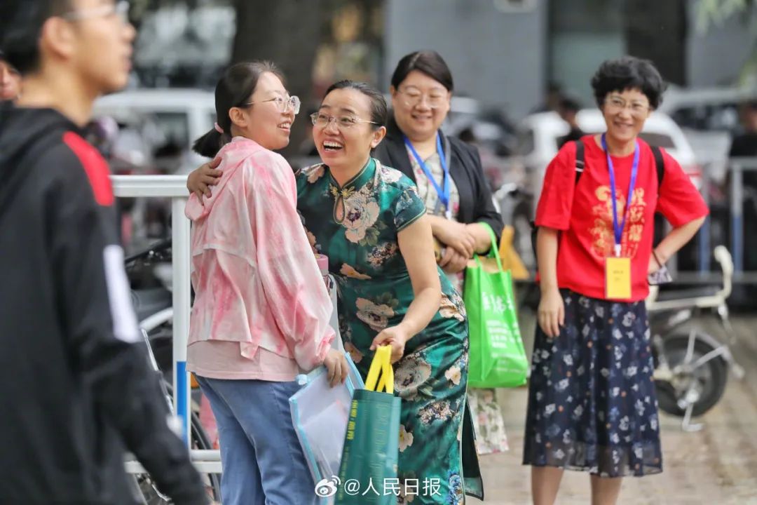 6月7日，考生家长在甘肃兰州市第十四中学考点外送考。新华社记者 马希平 摄