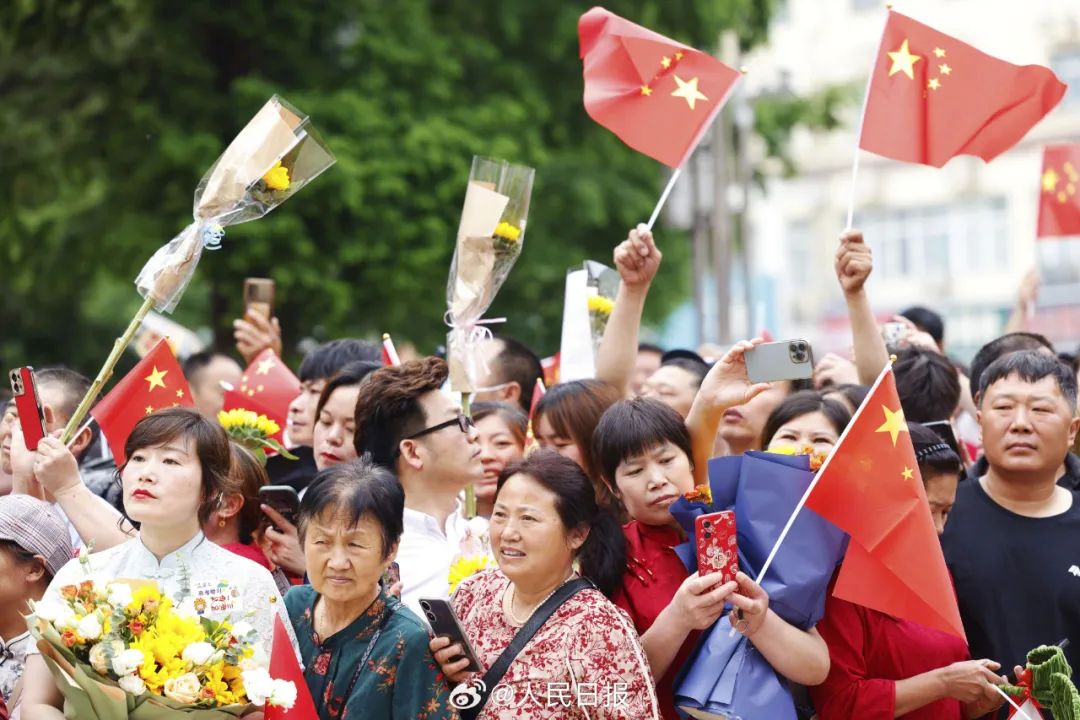 6月7日，考生家长在甘肃兰州市第十四中学考点外送考。新华社记者 马希平 摄