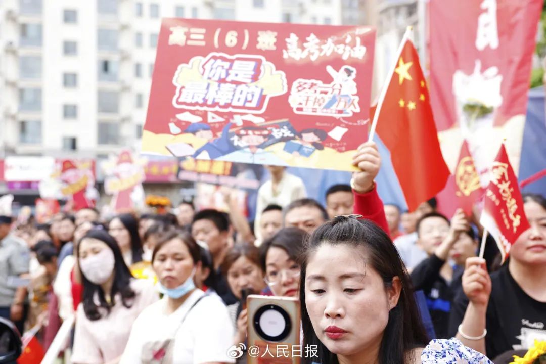 6月7日，考生家长在甘肃兰州市第十四中学考点外送考。新华社记者 马希平 摄