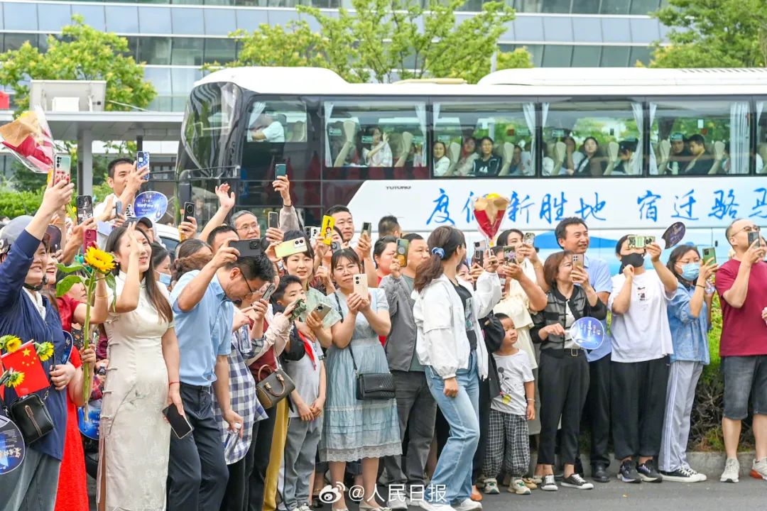 6月7日，考生家长在甘肃兰州市第十四中学考点外送考。新华社记者 马希平 摄