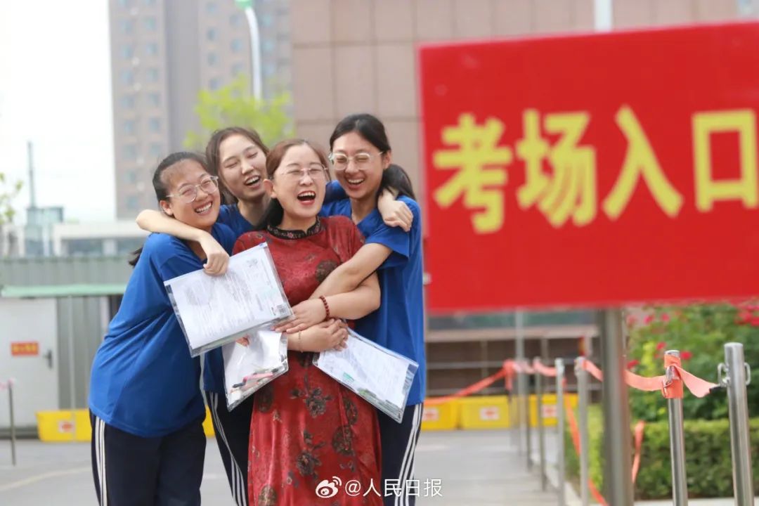 6月7日，考生家长在甘肃兰州市第十四中学考点外送考。新华社记者 马希平 摄