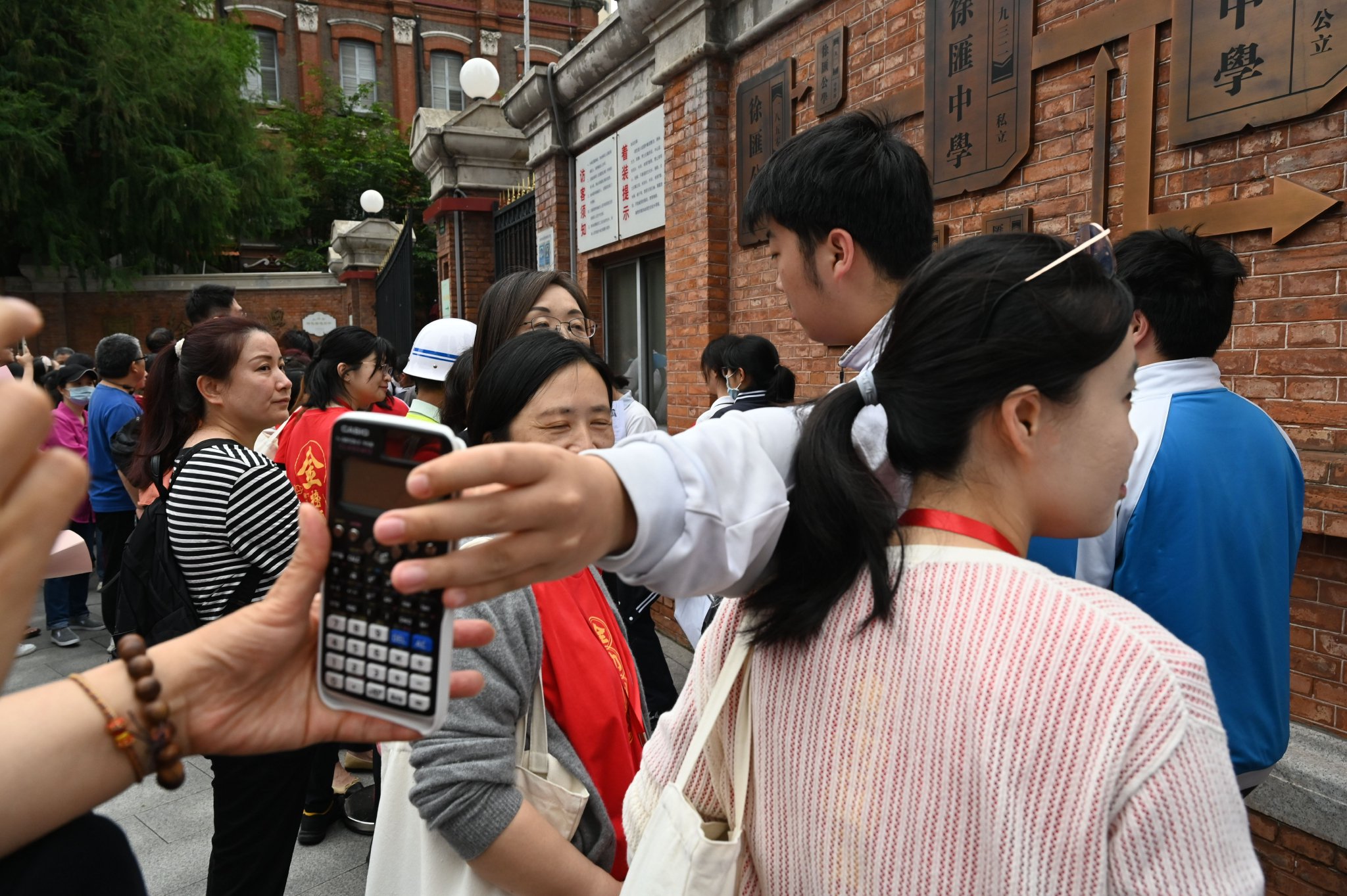 2024年6月7日,上海徐汇中学考点,考生入场前取出不准带入考场的计算器