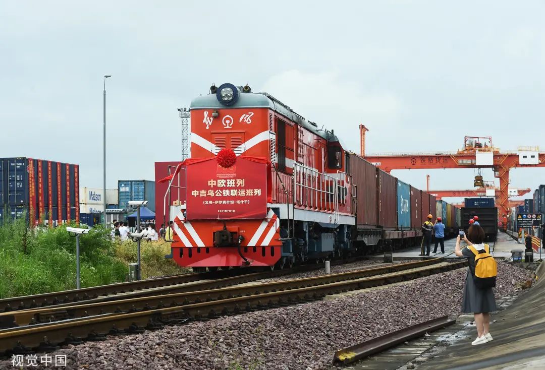 (视觉中国)吉尔吉斯斯坦总统扎帕罗夫表示,中吉乌铁路是三国共建"一带