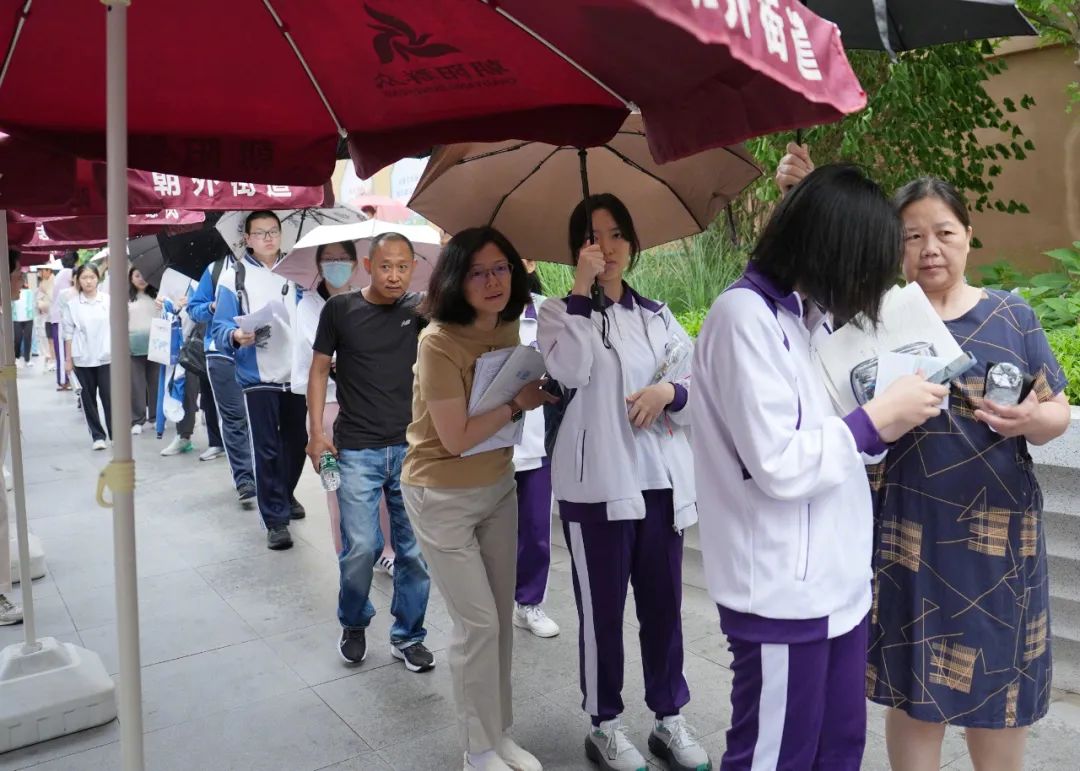 6月7日，考生家长在甘肃兰州市第十四中学考点外送考。新华社记者 马希平 摄