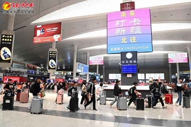 6月6日,在乌鲁木齐站候车大厅,乘客有序前往进站口.