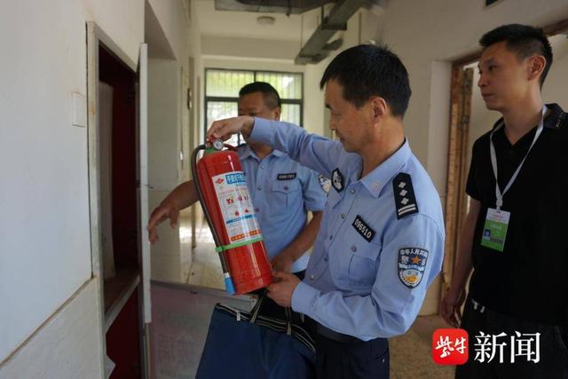 据悉,高考期间,射阳警方全面启动高考安保方案,全力做好治安整治,隐患