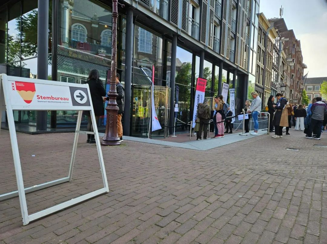 6月6日,选民在荷兰阿姆斯特丹参加欧洲议会选举投票.