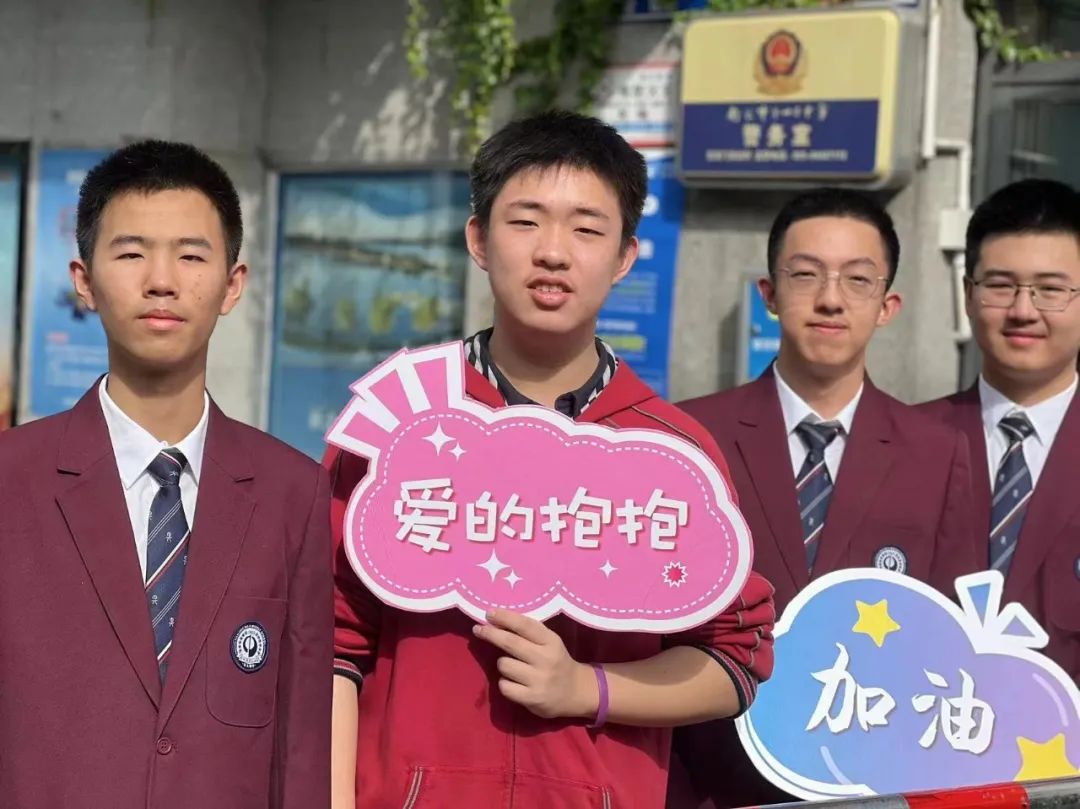 在南京中华中学考场前,南京交警四大队民警扮成萌萌的卡通形象,祝考生