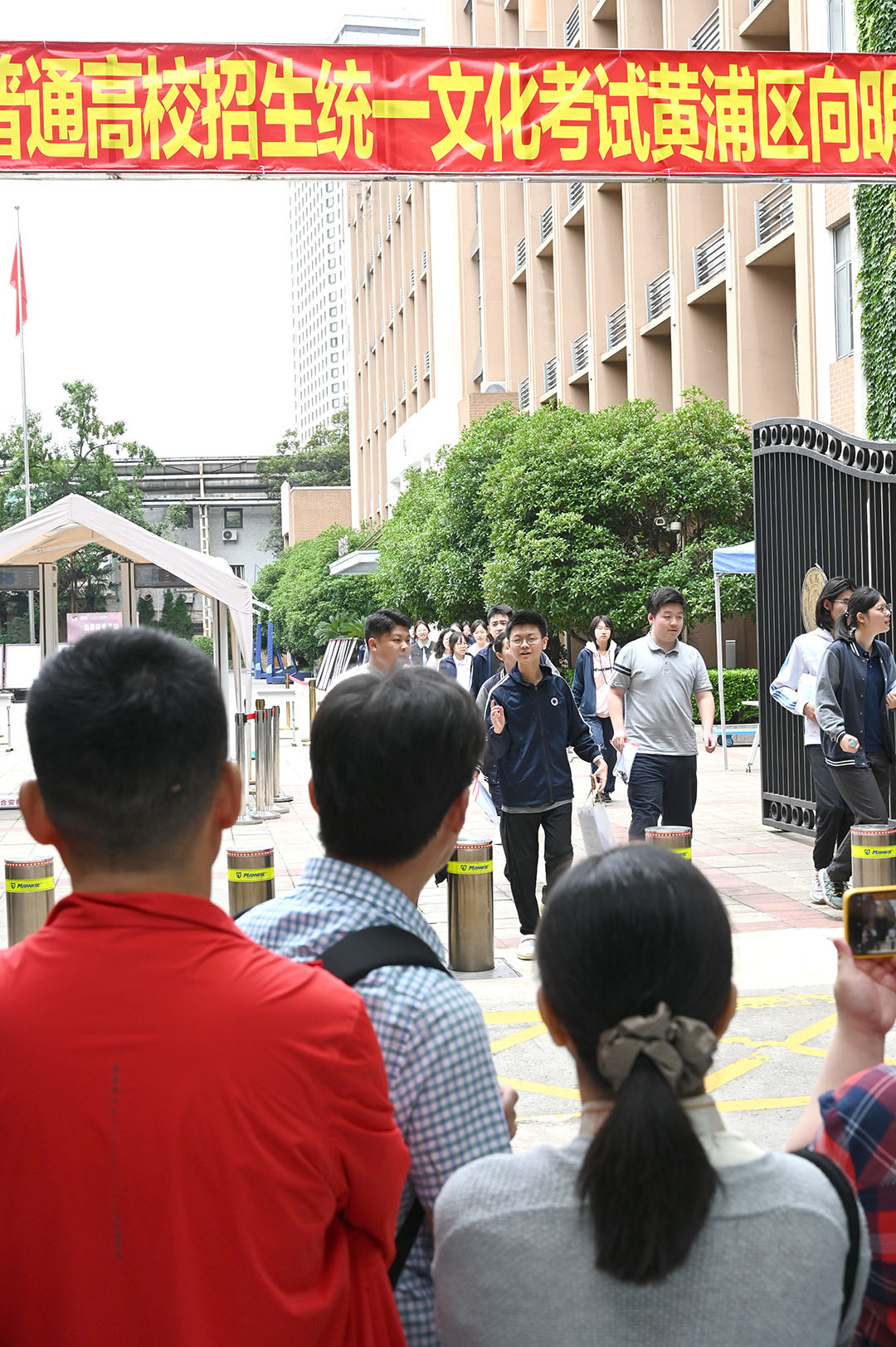 2024年6月7日，高考首日，上海向明中学考点，首场考试科目结束后，考生陆续走出考场。澎湃新闻记者 吴栋 图