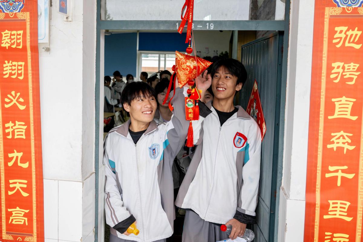 苏阳 摄6月7日,在广西柳州市融水苗族自治县中学考点,考生结束首科