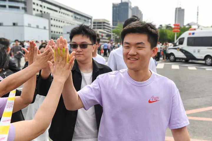 6月7日，在位于吉林长春的吉林省实验中学考点，考生入场前与老师击掌加油。新华社记者 张楠 摄