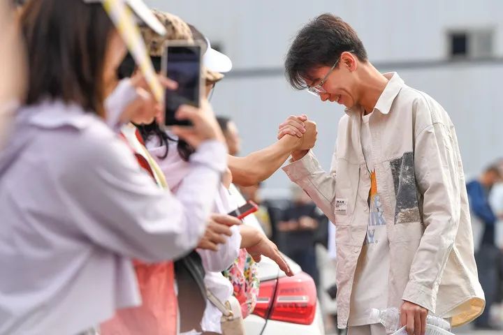 6月7日，在位于吉林长春的吉林省实验中学考点，考生入场前与老师握手加油。新华社记者 张楠 摄