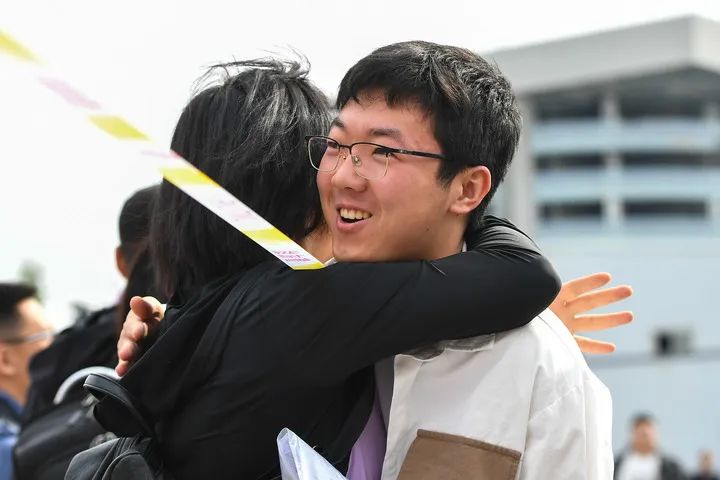 6月7日，在位于吉林长春的吉林省实验中学考点，考生入场前与老师拥抱。新华社记者 张楠 摄