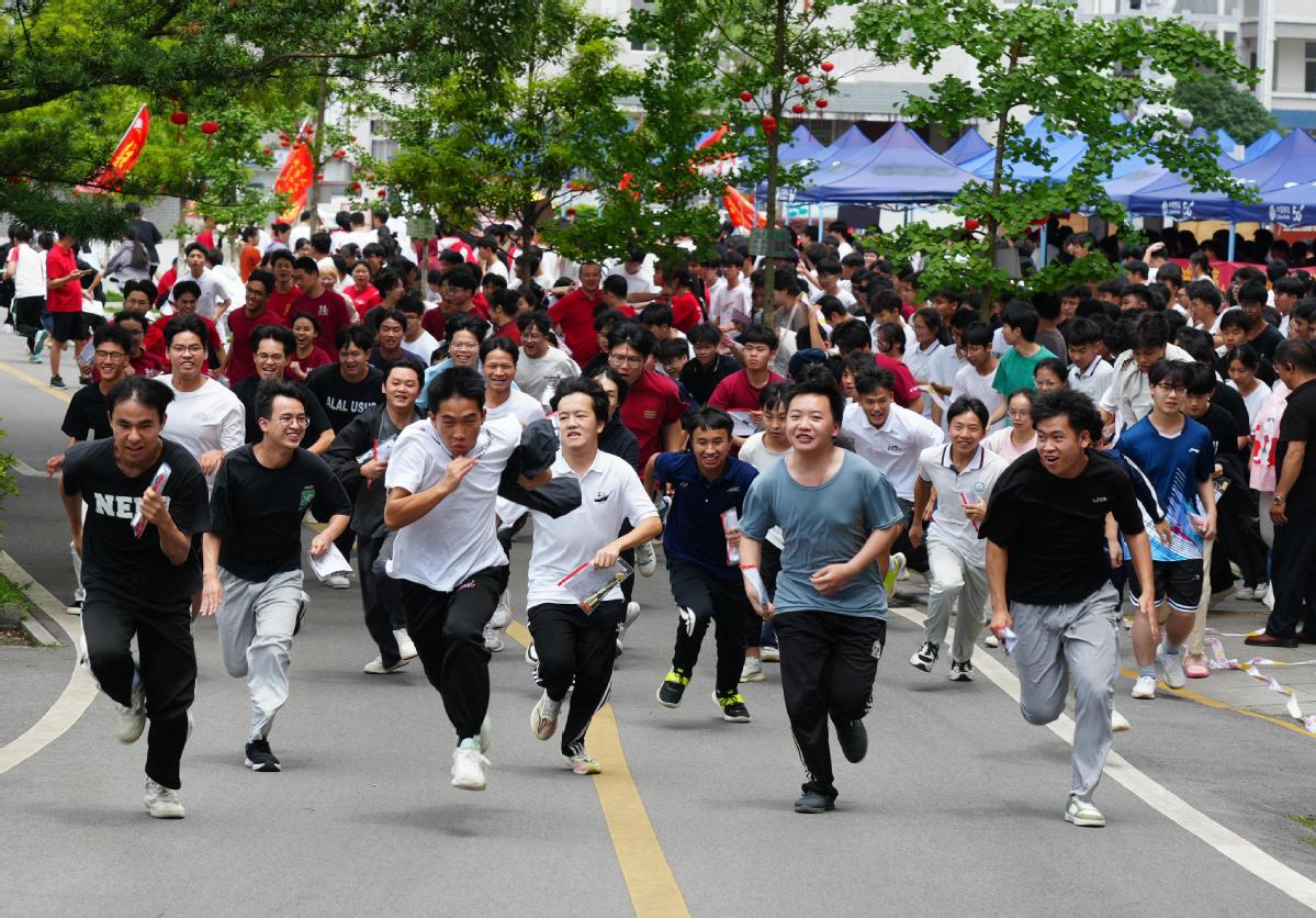 苏阳 摄6月7日,在广西柳州市融水苗族自治县中学考点,考生结束首科