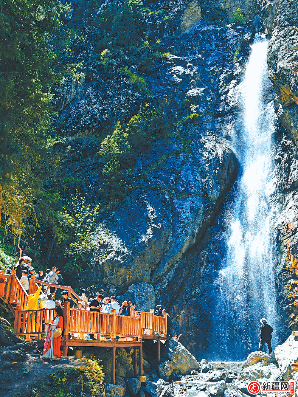 活动,文艺演出及优惠措施中,乌鲁木齐持续深入推进文旅融合,加大文化