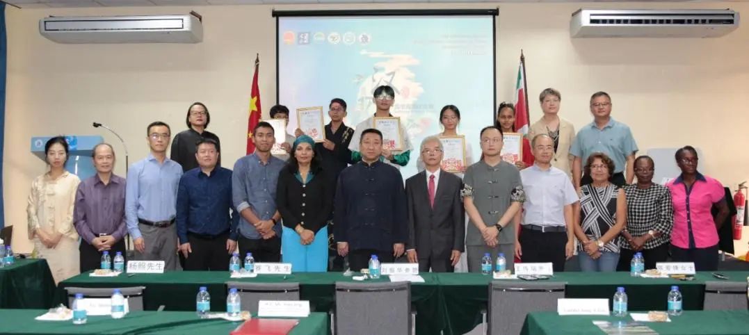 韩镜大使出席苏里南首届"汉语桥"比赛决赛