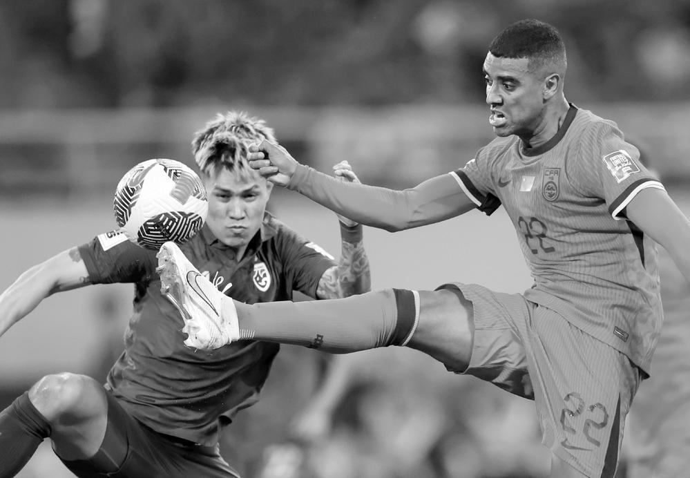 图为中国队球员阿兰(右)在比赛中与泰国队球员素帕南拼抢.