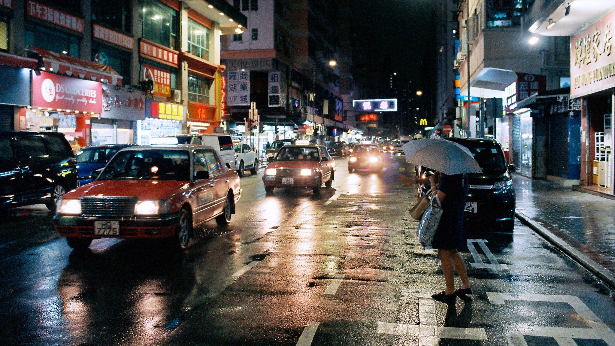 雨夜香港 by FishMonkeyCow|雨夜|胶片|香港_新浪新闻
