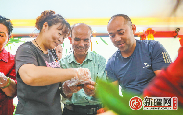 6月6日,在天山区固原巷社区,各族居民一起包粽子迎接端午节的到来.