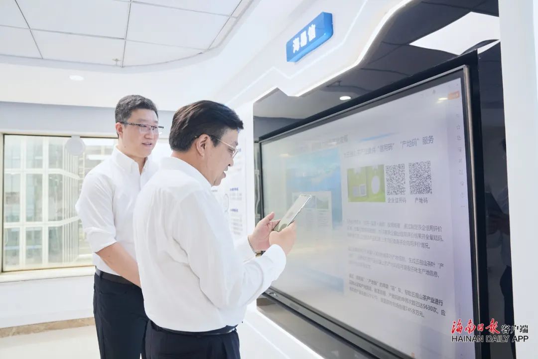 6月7日,省委书记冯飞在海口调研"诚信海南"建设情况,并主持召开座谈会