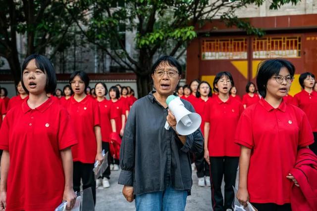 6月7日，张桂梅带领学生齐唱歌曲《万疆》，为高三学生送考。新华社记者 胡超 摄