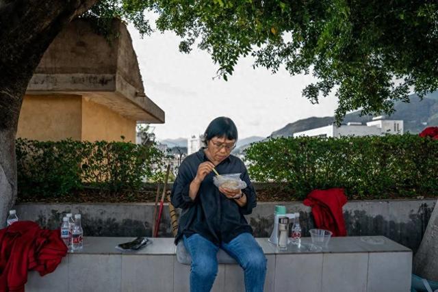 6月7日，张桂梅在考场外吃午饭。新华社记者 胡超 摄