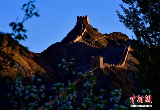 资料图:嘉峪关悬壁长城.