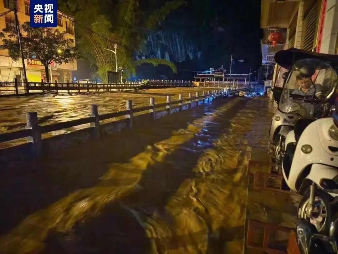 从6月7日晚至8日早上,广西百色市那坡县遭遇暴雨,引发城区内涝,低洼处