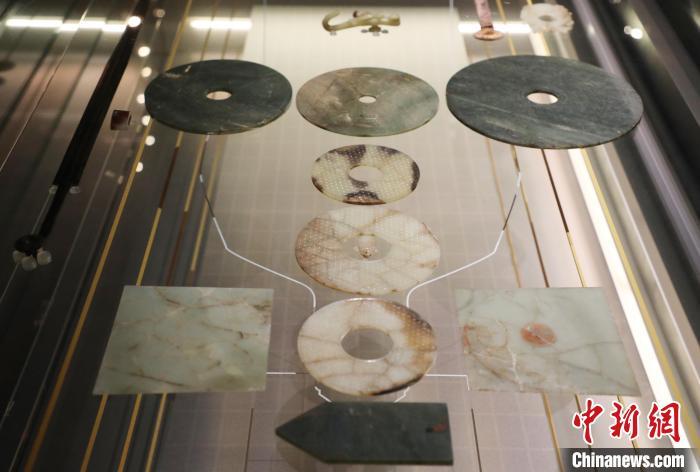 南昌汉代海昏侯国遗址博物馆在当日"上新"文物,刘贺墓主棺出土玉璧