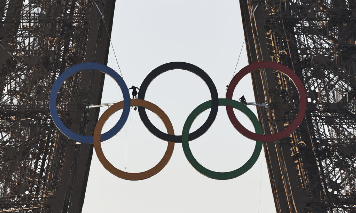 6月7日清晨,在法国巴黎拍摄的悬挂奥运五环标志的埃菲尔铁塔.