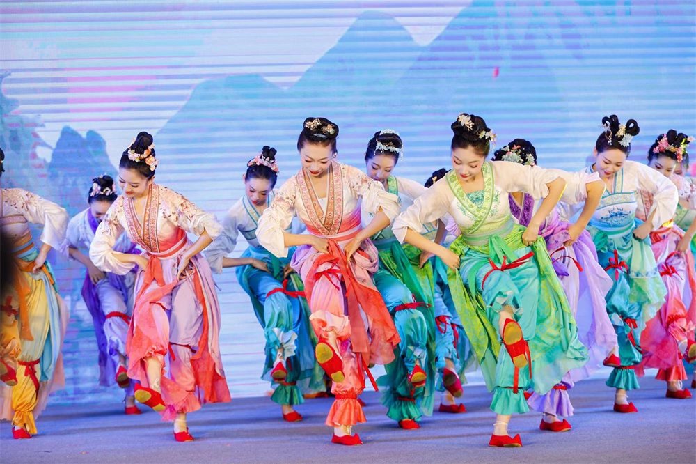 開幕式演出女子群舞《蹴鞠圖》