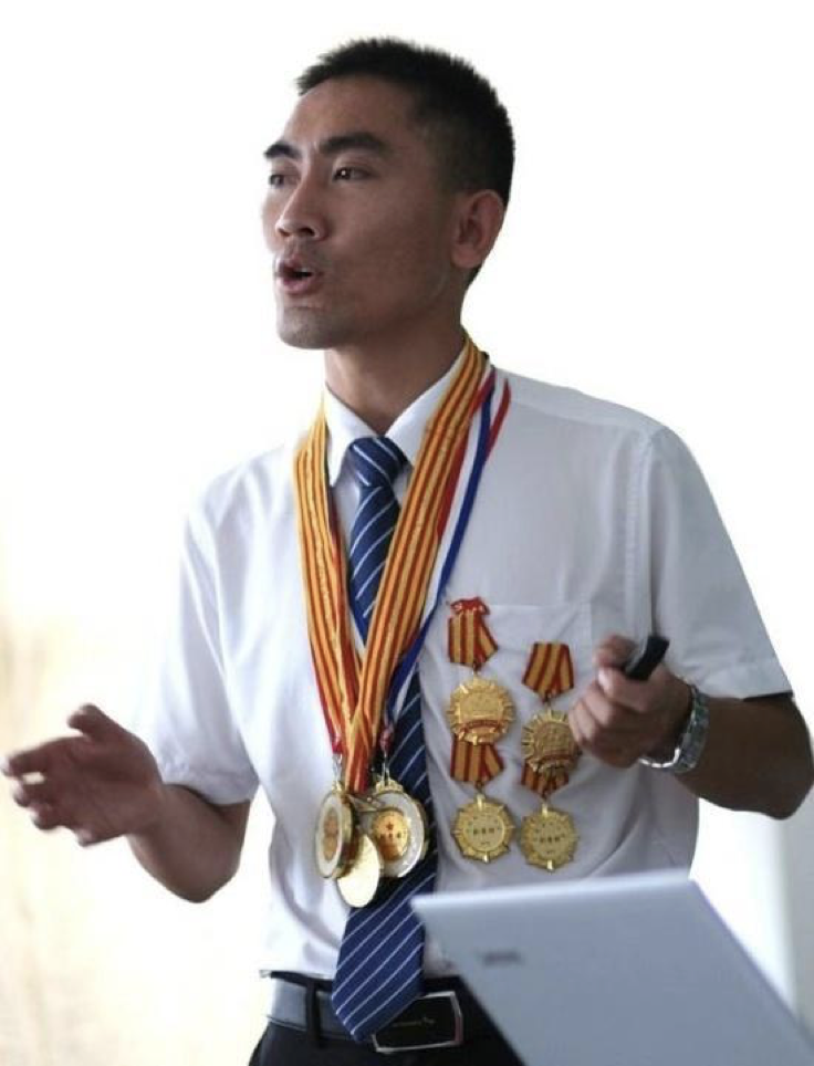 他顺利毕业后,投身家乡建设,在相关部门发光发热,大有作为.