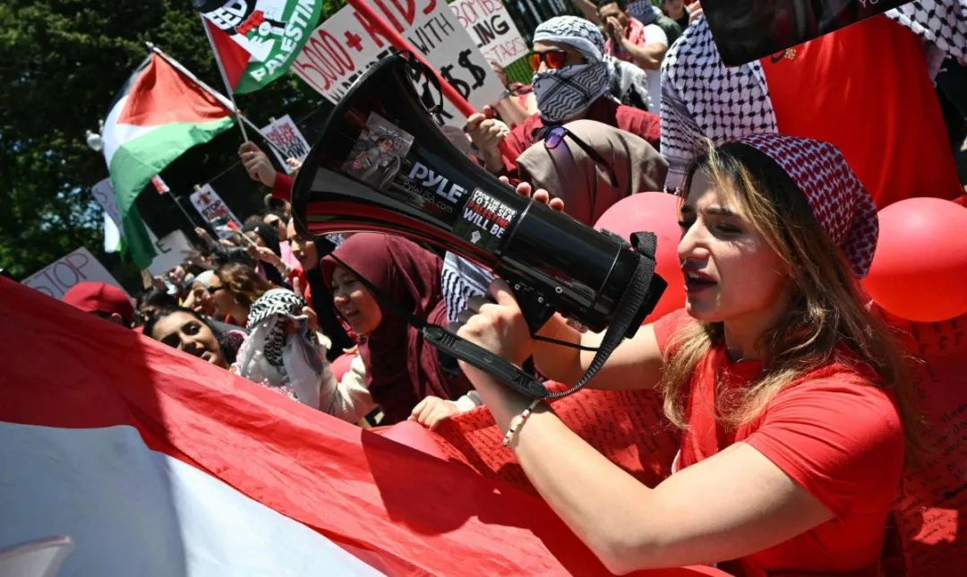 三千米红布包围白宫,"美国人民为拜登划下红线"