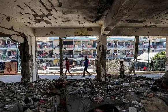 6月7日，加沙一处用作避难所的学校大楼遭以军空袭。（法新社）