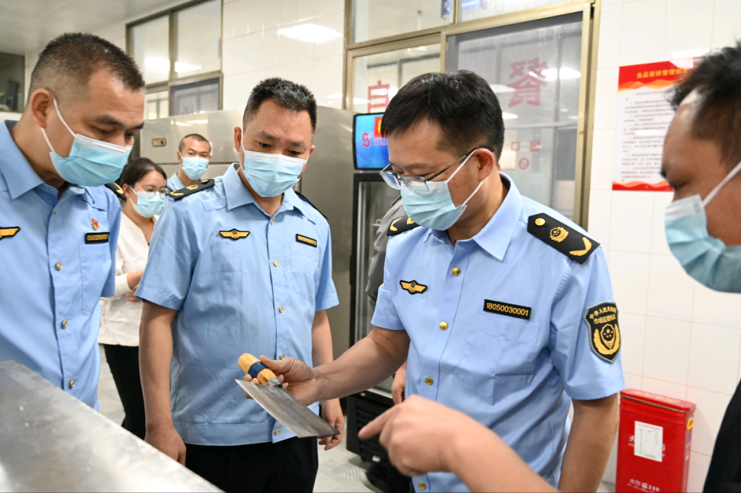 邵阳市市场监管局组成多个检查组,先后前往市五中,市四中,市二中及