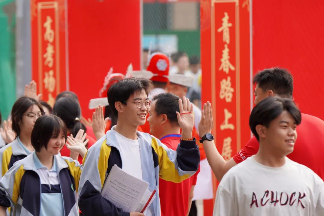 全国高考进入第二天,部分省份高考结束——同心同行 情暖考生