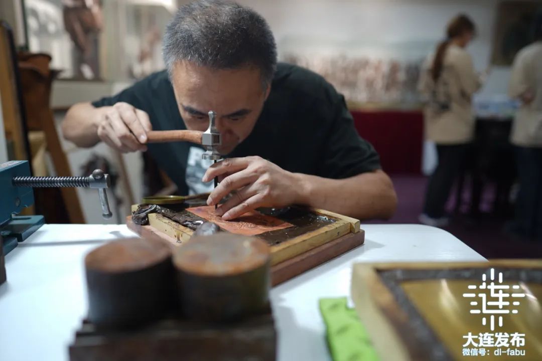 活动现场,多位非遗传承人,工艺美术大师现场展示技艺,并展开互动体验.