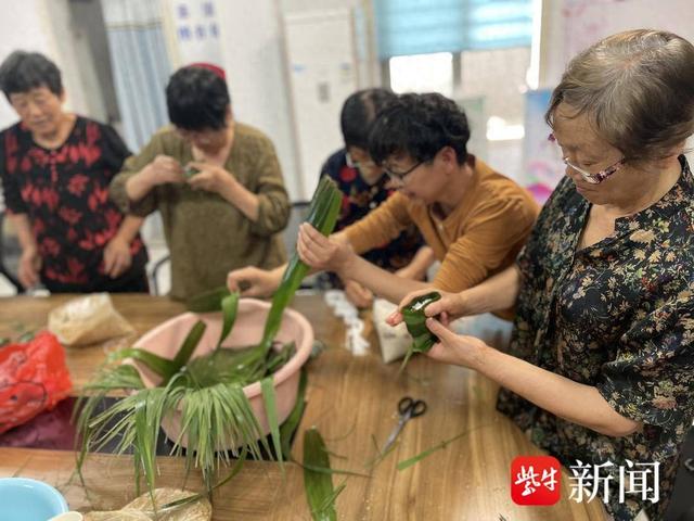 常熟市董浜镇天星村开展"我们的节日·端午"手工包粽子活动
