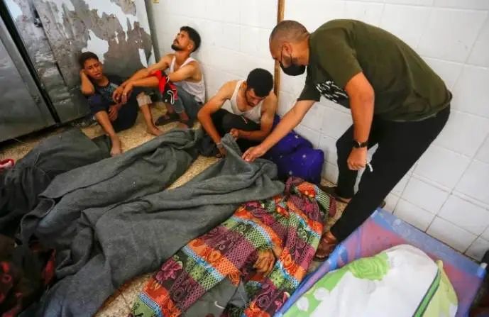 6月8日，在以色列袭击中丧生的巴勒斯坦人的遗体被送往阿克萨烈士医院太平间。（半岛电视台）