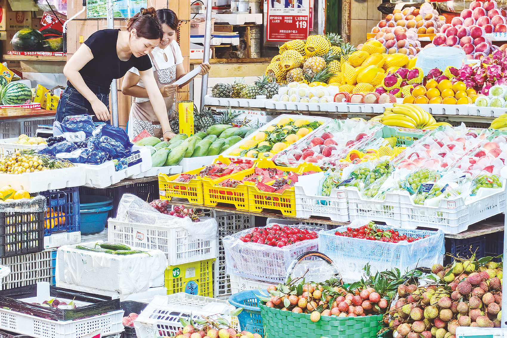 在良庆区好和家园农贸市场,新鲜水果被整齐地摆放在货架上供市民挑选.
