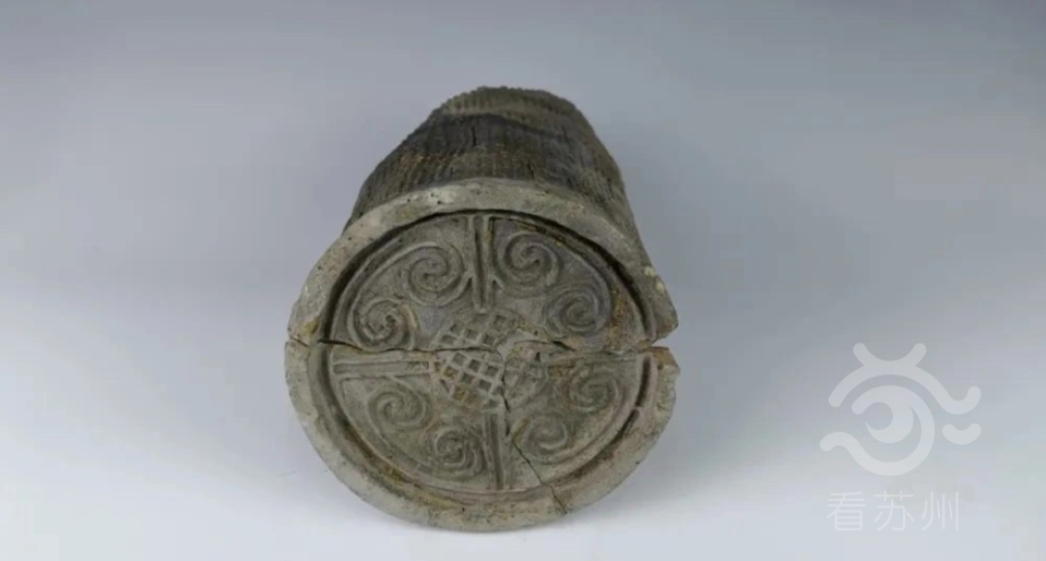 发现灰坑和水井等遗迹现象30个出土四系罐,铜钱,陶鼎,陶鬲,陶釜