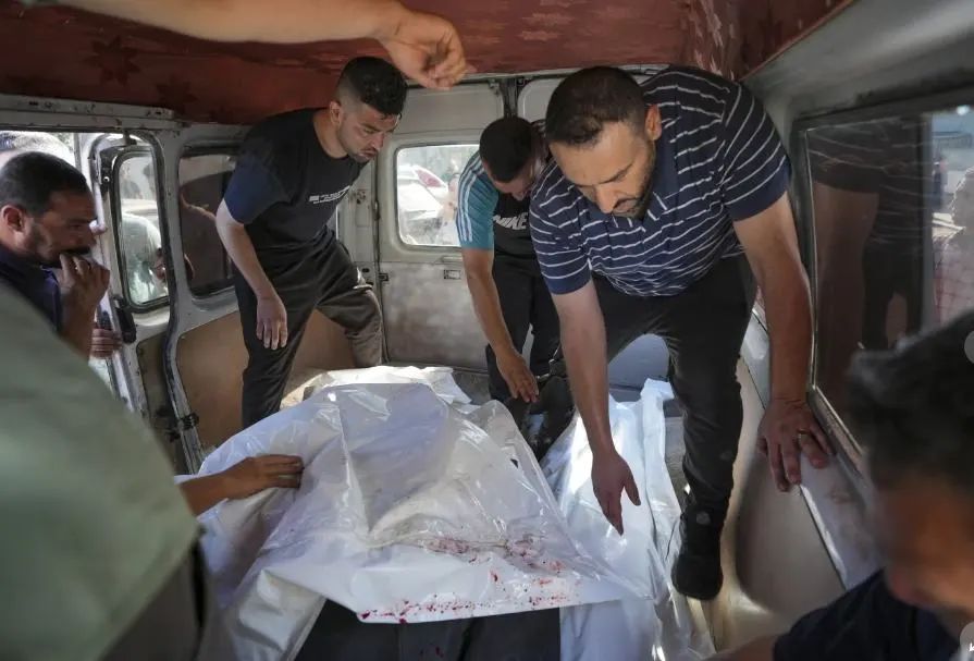 6月7日，巴勒斯坦人将在以军空袭中丧生的人运往代尔巴拉赫的一家医院。（美联社）