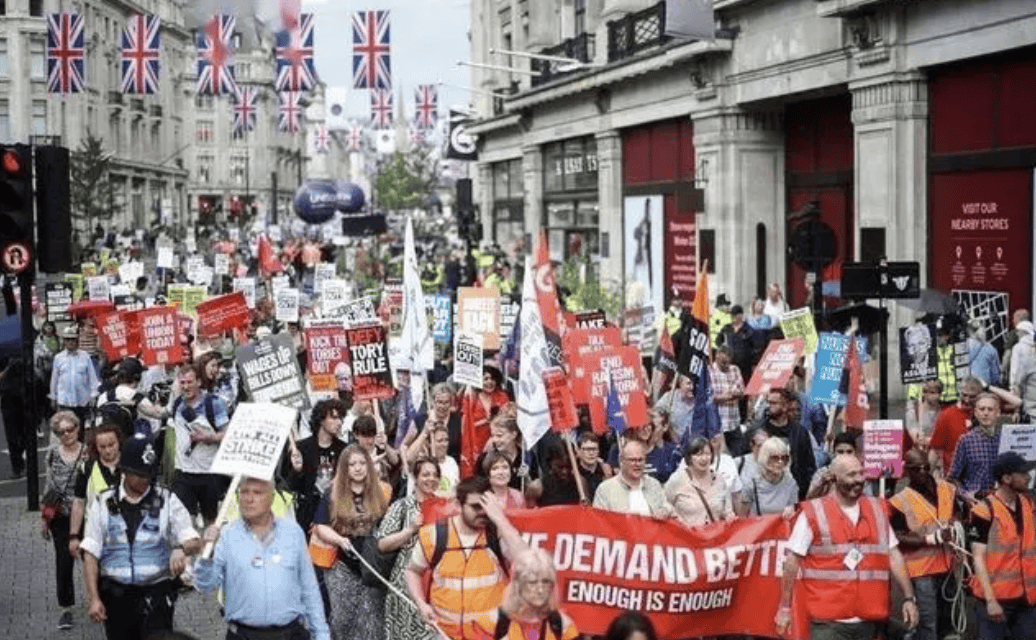 2023年,有超过50万英国工人进行了罢工活动,抗议高通胀,工资缩水.