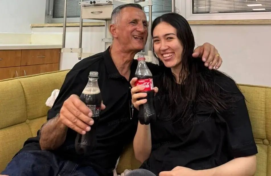 获救后的诺亚·阿加玛尼与父亲喝可乐（以色列时报）