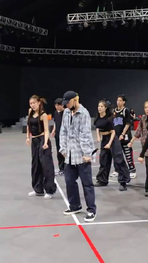 网传张艺兴要带着女团RED一起去618开心夜了…|张艺兴|表演|老板_新浪新闻