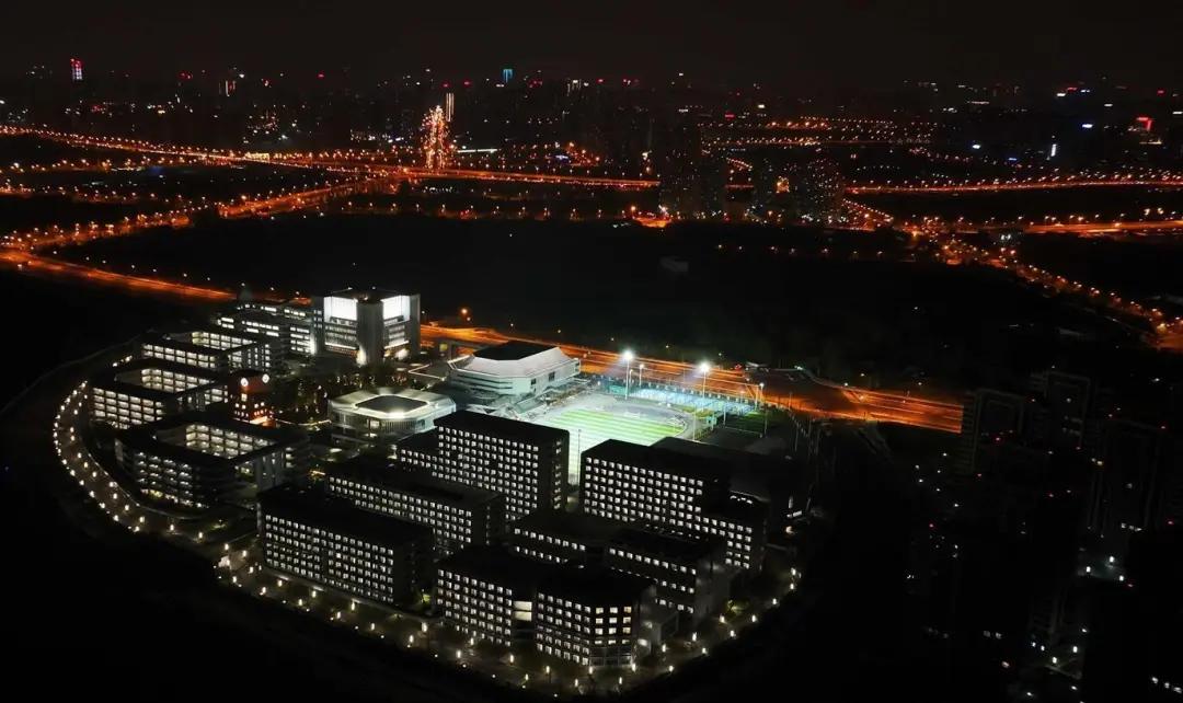 合肥一中淝河校区项目夜景航拍合肥一中淝河校区项目建筑内部实景截至