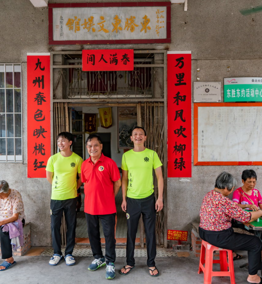 其中,东胜东队祖孙三代孔祥辉,孔令锋,孔德炜,既是洪拳传承世家,更是