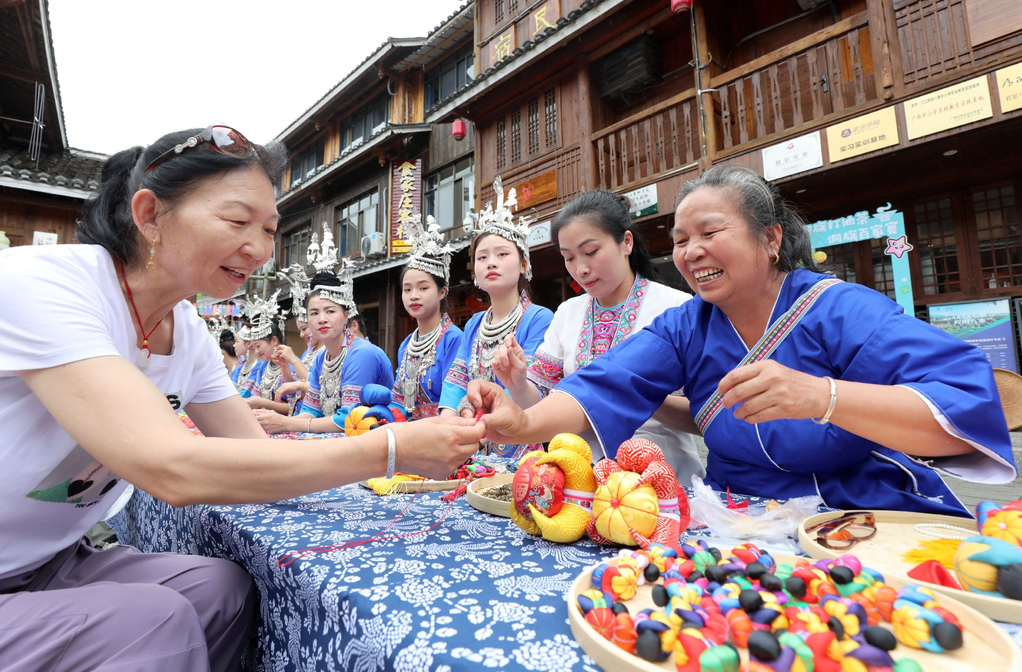 6月8日,广西壮族自治区三江侗族自治县林溪镇程阳八寨景区举行"粽是