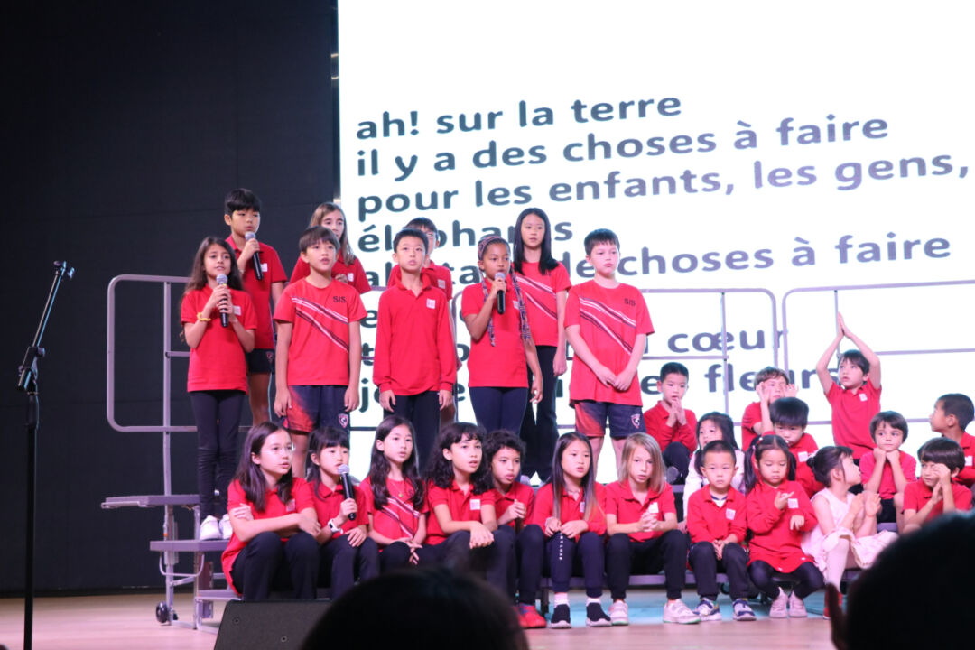 SISFIP法语国际项目15周年庆典FIP学生在舞台上表演