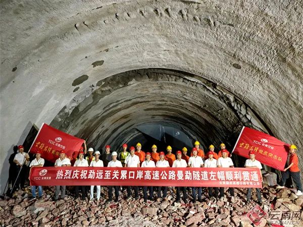 曼勐隧道位于勐腊县关累镇,全长1810米的左幅隧道围岩差,富水量大